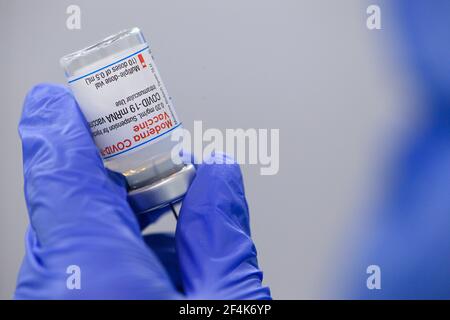 Dresden, Deutschland. März 2021, 20th. Ein Mitarbeiter im Impfzentrum der Messe Dresden bereitet eine Spritze mit dem Wirkstoff Moderna gegen Corona zur Impfung vor. Das Land Sachsen nimmt die Impfungen mit dem Impfstoff AstraZeneca wieder auf. Die Impfungen mit dem Impfstoff AstraZeneca waren am Montag nach Auftreten von Blutgerinnseln im zeitlichen Zusammenhang mit Impfungen für kurze Zeit eingestellt worden. Quelle: Robert Michael/dpa-Zentralbild/ZB/dpa/Alamy Live News Stockfoto