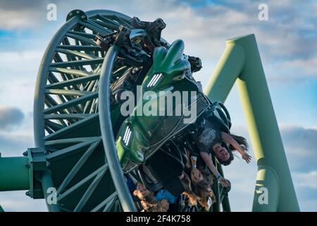 Menschen, die während der Roller Coaster Ride Helix schreiend und die Hände hochhalten Stockfoto
