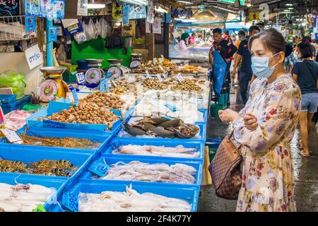 PATTAYA, THAILAND - Mär 19, 2021: Verkauf von frischem Fisch auf einem Fischmarkt während der Covid 19 Mal in Naklua Bezirk Chonburi Thailand Asien Stockfoto