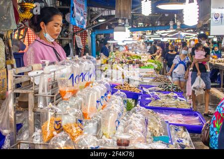 PATTAYA, THAILAND - Mär 19, 2021: Verkauf von frischem Fisch auf einem Fischmarkt während der Covid 19 Mal in Naklua Bezirk Chonburi Thailand Asien Stockfoto