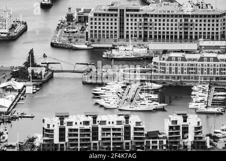 CAPE, SÜDAFRIKA - 13. März 2021: Kapstadt, Südafrika, 07. Dezember 2011, Erhöhter Blick auf die V&A Waterfront im Hafen von Kapstadt Stockfoto