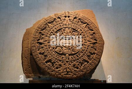 Ein alter aztekischer Kalenderstein im Anthropologischen Museum in Mexiko-Stadt. Stockfoto