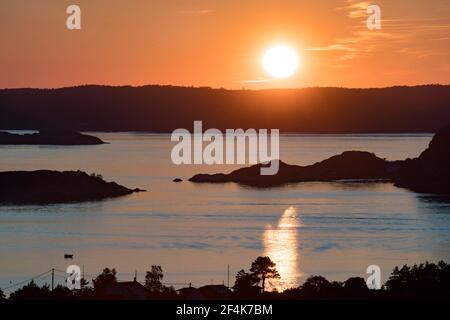 Sonnenuntergang über dem Archipel von Rortangen und der großen Insel Bratton Schweden Stockfoto