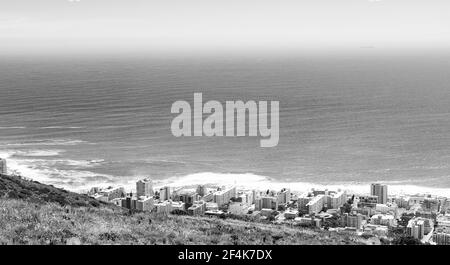 CAPE, SÜDAFRIKA - 13. Mär 2021: Kapstadt, Südafrika - 15. Oktober 2019: Erhöhte Aussicht auf Wohnungen an der Sea Point Promenade in Kapstadt South A Stockfoto