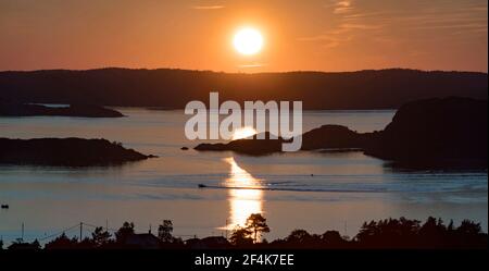 Sonnenuntergang über dem Archipel von Rortangen und der großen Insel Bratton Schweden Stockfoto
