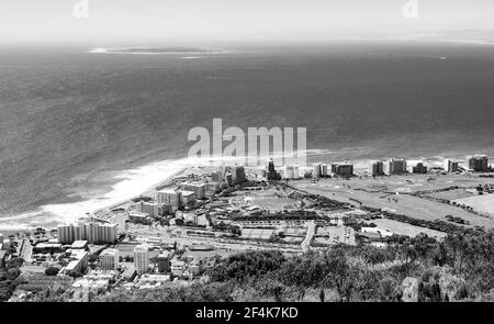 CAPE, SÜDAFRIKA - 13. März 2021: Kapstadt, Südafrika - 15. Oktober 2019: Erhöhter Blick auf den Küstenvorort Green Point in Kapstadt Stockfoto