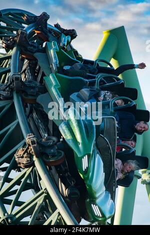 Menschen, die während der Roller Coaster Ride Helix schreiend und die Hände hochhalten Stockfoto