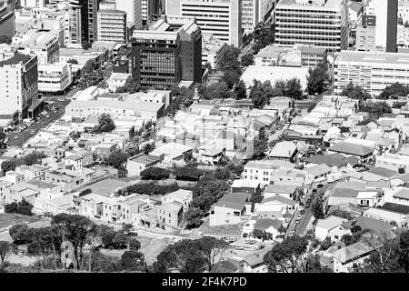 CAPE, SÜDAFRIKA - 13. März 2021: Kapstadt, Südafrika - 15. Oktober 2019: Erhöhte Ansicht von Kapstadt Südafrika Central Business District und s Stockfoto