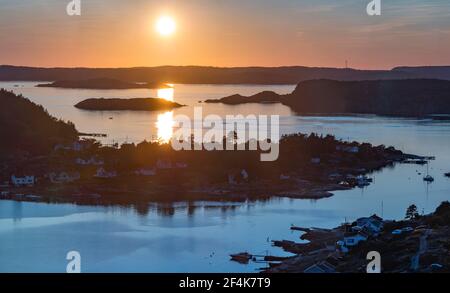 Sonnenuntergang über dem Archipel von Rortangen und der großen Insel Bratton Schweden Stockfoto