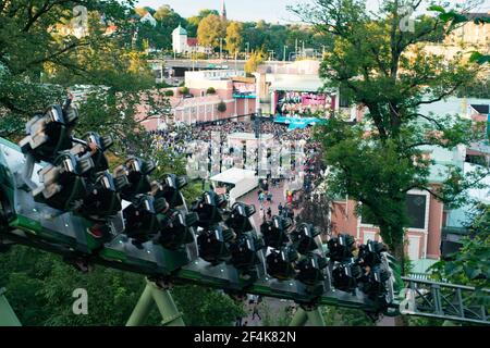 Menschen, die während der Roller Coaster Ride Helix schreiend und die Hände hochhalten Stockfoto