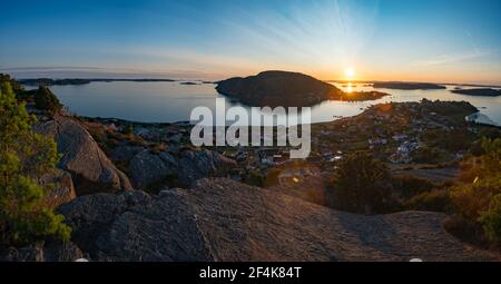 Sonnenuntergang über dem Archipel von Rortangen und der großen Insel Bratton Schweden Stockfoto