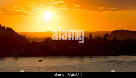 Sonnenuntergang über dem Archipel von Rortangen und der großen Insel Bratton Schweden Stockfoto