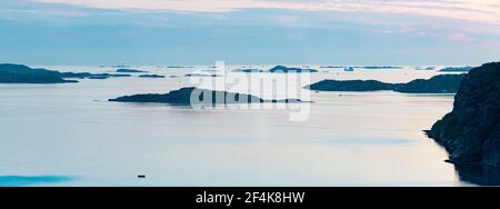 Sonnenuntergang über dem Archipel von Rortangen und der großen Insel Bratton Schweden Stockfoto
