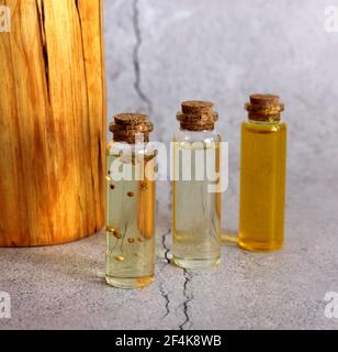 Verschiedene Arten von Pflanzenölflasche und Glasflasche auf Heller Hintergrund Stockfoto