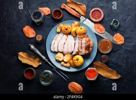 Schweinelende Eintopf mit Apfel.gebackenes Fleisch mit Äpfeln Stockfoto