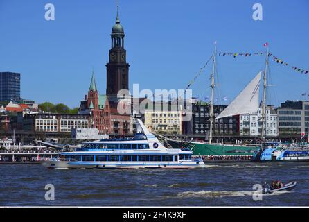 Geographie / Reisen, Deutschland, Hamburg, Elbe, Blick über die Elbe zum Michel, Windjammer, Additional-Rights-Clearance-Info-not-available Stockfoto