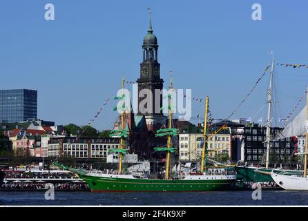 Geographie / Reisen, Deutschland, Hamburg, Elbe, Blick über die Elbe zum Michel, Windjammer, Additional-Rights-Clearance-Info-not-available Stockfoto