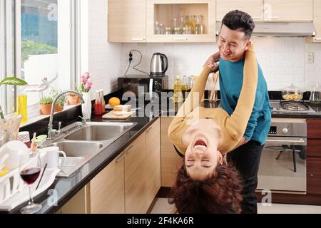 Glücklich junge vietnamesische Paar in der Liebe genießen Tanzen in der Küche Beim gemeinsamen Kochen Stockfoto