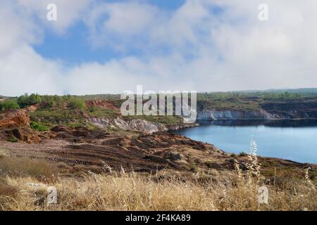 Schöne Aufnahme des Naturparks Vale do Guadiana an einem düsteren Tag in Mertola, Portugal Stockfoto