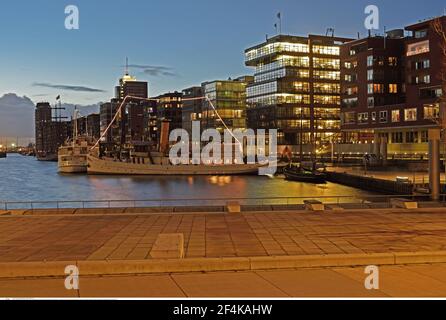 Geographie / Reisen, Deutschland, Hamburg, Elbe, Hafen, Sandtorhafen, Sandtorkai (Kai), Aussicht Towar, zusätzliche-Rights-Clearance-Info-not-available Stockfoto