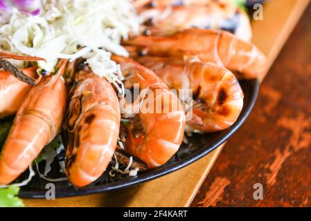 Meeresfrüchte-Buffet Thai-Essen, gegrillte Garnelen Garnelen mit frischem Gemüse und Meeresfrüchte-Sauce Garnelen gegrillt servieren auf Tablett Stockfoto