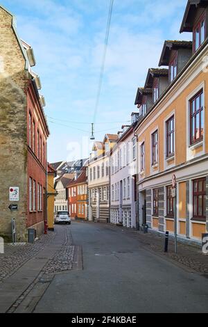 Eine kleine schmale Straße mit bunten Häusern Stockfoto