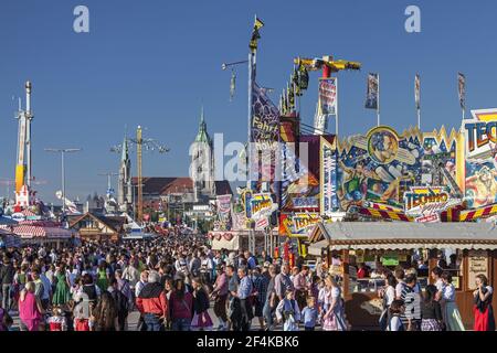 Geographie / Reisen, Deutschland, Bayern, München, München Oktoberfest dahinter die Paulskirche, , Additional-Rights-Clearance-Info-not-available Stockfoto