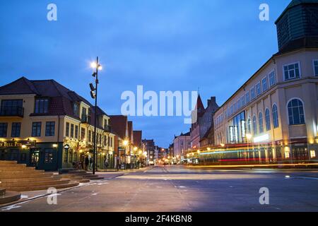 Eine leere Straße in der Stadt bei Nacht Stockfoto