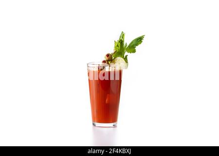 Bloody Mary Cocktail in Glas isoliert auf weißem Hintergrund Stockfoto