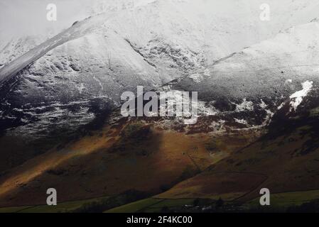 Spätschnee an den Flanken von Blencathra, Lake District National Park, Threlkeld, Cumbria, England, Vereinigtes Königreich Stockfoto