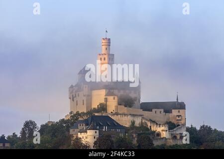 Geographie / Reisen, Deutschland, Rheinland-Pfalz, Braubach, Nebel über der Marksburg oberhalb von , Additional-Rights-Clearance-Info-not-available Stockfoto