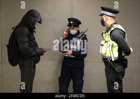 Aktenfoto vom 08/10/20 von einem Mann, der von einem TfL Transport Support and Enforcement Officer in Anwesenheit eines britischen Verkehrspolizisten in der U-Bahnstation King's Cross, London, eine Geldstrafe wegen Nichtbesitzes und nicht Tragens einer Gesichtsmaske erhalten wurde. Am Dienstag jährt sich zum ersten Mal die Ankündigung der ersten UK-weiten Sperre am 23. März 2020. Ausgabedatum: Montag, 22. März 2021. Stockfoto