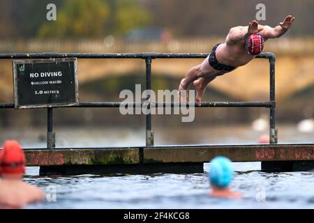 Datei Foto vom 02/12/20 von einem Schwimmer, der zum Wasser im Serpentine Swimming Club in London nach dem zweiten nationalen Lockdown beendet und England eingeführt, ein gestärktes Tiersystem von Coronavirus Beschränkungen. Am Dienstag jährt sich zum ersten Mal die Ankündigung der ersten UK-weiten Sperre am 23. März 2020. Ausgabedatum: Montag, 22. März 2021. Stockfoto