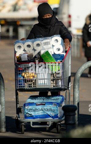 Aktenfoto vom 02/11/20 von einem Shopper in einem Costco-Geschäft in Birmingham, vor einer zweiten nationalen Sperre für England. Am Dienstag jährt sich zum ersten Mal die Ankündigung der ersten UK-weiten Sperre am 23. März 2020. Ausgabedatum: Montag, 22. März 2021. Stockfoto