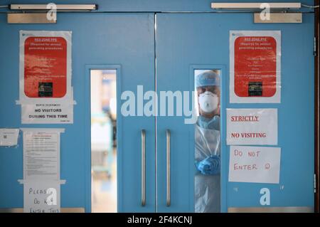 Aktenfoto vom 05/05/20 von Infection Control Krankenschwester Colin Clarke, der von einer Covid-19-Station im Craigavon Area Hospital in Co Armagh, Nordirland, aufschaut. Am Dienstag jährt sich zum ersten Mal die Ankündigung der ersten UK-weiten Sperre am 23. März 2020. Ausgabedatum: Montag, 22. März 2021. Stockfoto