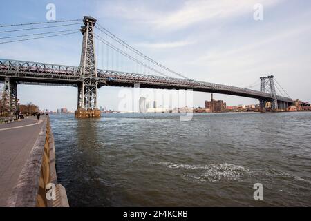 New York City, USA. Blick auf die Williamsburg Bridge vom East River Park Field, Manhattan. Stockfoto