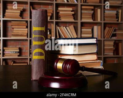 DUI Gesetz oder Fahren unter dem Einfluss Buch steht neben dem gavel. Stockfoto