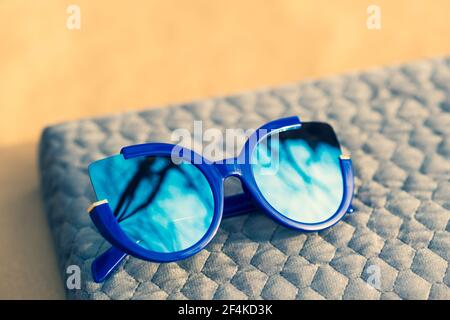 Katzenaugen Sonnenbrille spezielles Modell für Frauen mit blauen Linsen schießen draußen in einem sonnigen Tag Nahaufnahme. Selektiver Fokus Stockfoto