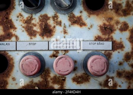 Kleine rote Knöpfe und eine alte und rustikale Maschine Stockfoto