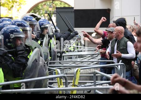 Datei Foto vom 13/06/20 der Polizei konfrontiert mit Demonstranten in Whitehall in der Nähe des Parliament Square, London, während eines Protests der Demokratischen Fußball-Jungs Allianz gegen eine Black Lives Angelegenheit Protest. Am Dienstag jährt sich zum ersten Mal die Ankündigung der ersten UK-weiten Sperre am 23. März 2020. Ausgabedatum: Montag, 22. März 2021. Stockfoto