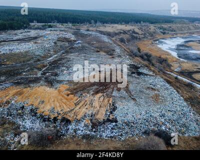 Luftaufnahme von oben Foto des großen Müllstapels auf der Deponie für feste Abfälle. Stockfoto