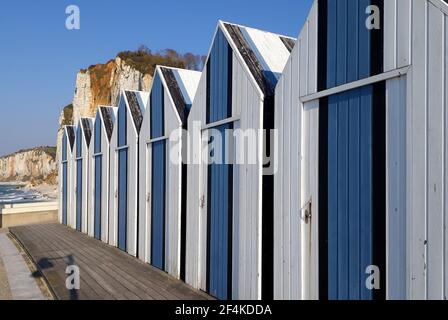 Urlaub in Yport mit blauen und weißen Fischerhütten Der Strand und Klippen im Hintergrund Stockfoto