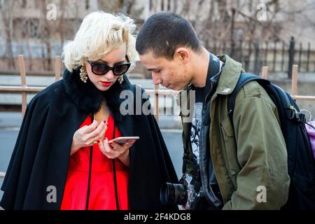 New York City, USA. Social Media ist wichtiger, als den Brooklyn Bridge Walkway zu genießen. Stockfoto