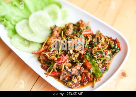 Froschfleisch gehackter Blätterteig heiß und würzig mit Kräutergewürzen Auf dem Teller Essen - Stir gebratenen Frosch und Chili rot Curry Stockfoto