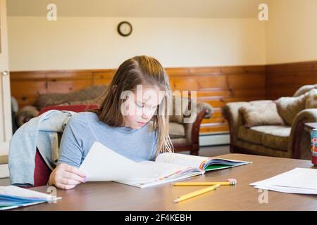 Harrison, New York, USA. Junge, weibliche Schüler Schol für niederländische & Sprachkultur, arbeiten auf ihren Einsatz. Stockfoto