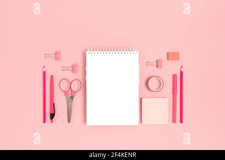 Leere Notizblock-Vorlage mit Büromaterial. Pink monochrom zurück zur Schule Konzept mit Platz für Text. Stockfoto