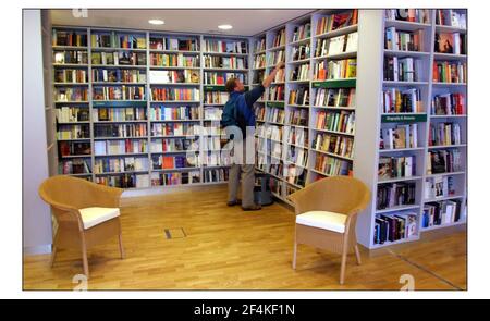 Die neue Buchhandlung London Review in Bloomsbury, Londonpic David Sandison 30/4/2003 Stockfoto