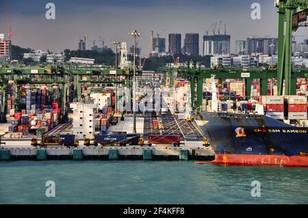 SINGAPUR, SINGAPUR - 16. Apr 2019: Bild zeigt einen belebten Teil des Containerhafens Singapur. Bild aufgenommen beim Verlassen von Singapur auf einem Kreuzfahrtschiff. Stockfoto