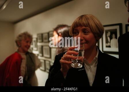 Victoria Wood Schauspielerin/Comedian November 98At Fotocall für die neue BBC Sitcom Dinnerladies, die sie schrieb und Stars in mit Thelma Barlow und Julie Walters trinken aus Glas Stockfoto