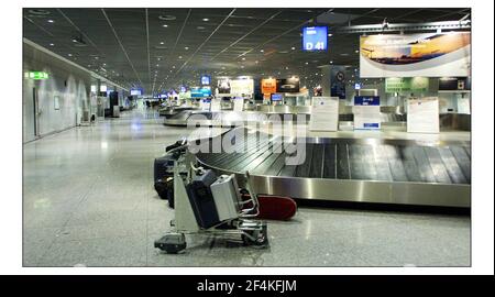 Fliegende Funktion mit Simon Calder Geschichte zu gehen....Frankfurt Flughafen leer Ankunftsbereich. PIC David Sandison 17/2/2003 Stockfoto